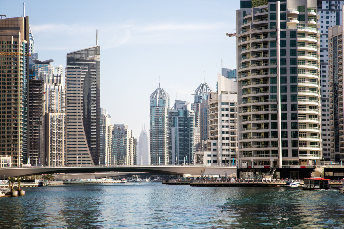 在迪拜设立公司的综合指南：自贸区与内陆公司